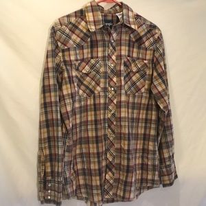 Men’s Medium Wrangler pearl snap western cut shirt